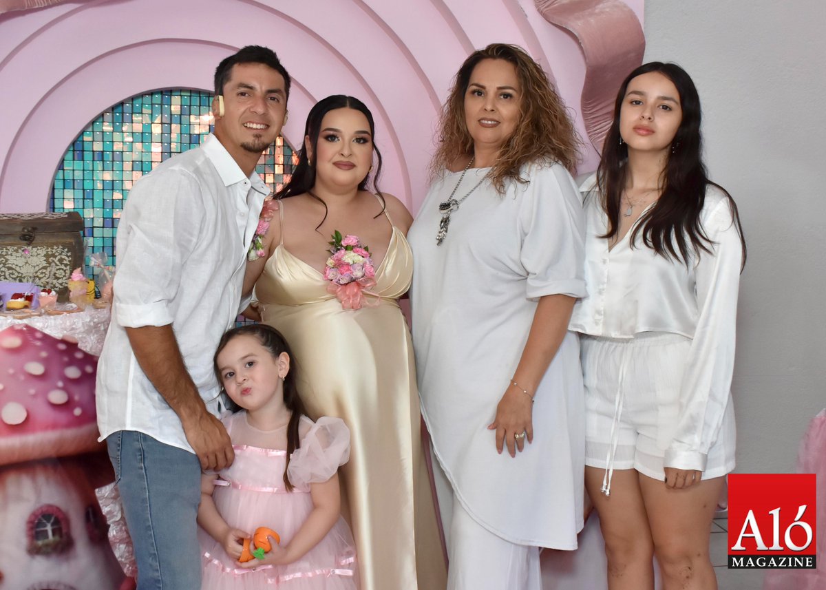 La guapa Ana Daniela Martínez Delgado y Jesús Alberto Sarabia Borja, esperan con gran alegría la llegada de la cigüeña por 2da ocasión, por ello recibió una bonita fiesta prenatal color rosa, organizada a detalle por su suegros, Ana Borja Pino y Carlomagno Sarabia Rico.