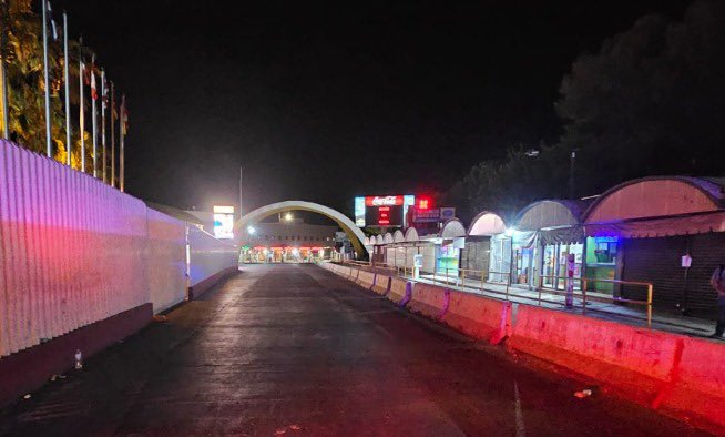 sergiovallep's tweet photo. 🚨#ÚLTIMAHORA
Cierran la garita Dennis de Concini de Nogales.
Versiones extraoficiales señalan un posible tiroteo cuando una persona que cruzaba por ese puerto no atendió las indicaciones de los oficiales.
El Ayuntamiento de Nogales emitió un breve comunicado.
Al momento de redactar este post, el cruce permanecía cerrado.