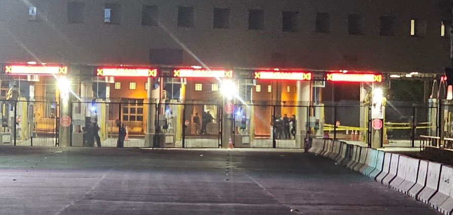 🚨#ÚLTIMAHORA
Cierran la garita Dennis de Concini de Nogales.
Versiones extraoficiales señalan un posible tiroteo cuando una persona que cruzaba por ese puerto no atendió las indicaciones de los oficiales.
El Ayuntamiento de Nogales emitió un breve comunicado.
Al momento de