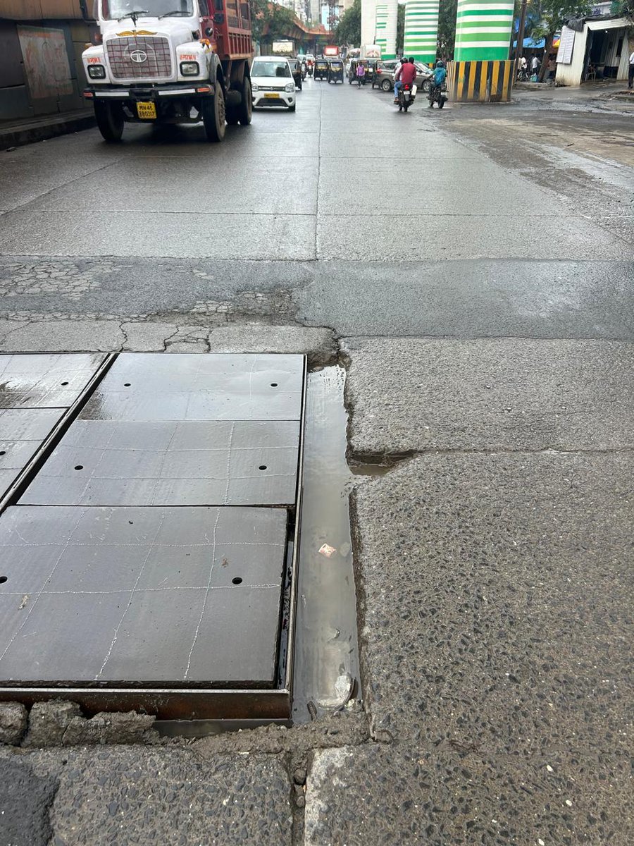 QueenofThane's tweet photo. At Kapurbawdi in front of Lodha Stella. This spot is dangerous for vehicles. Till now 5 accidents have occurred, fortunately all are safe yet @TMCaTweetAway @MMRDAOfficial are not looking into it. Entire Thane is left to die on roads? #thane #mumbai https://t.co/eYRNOsdmjd