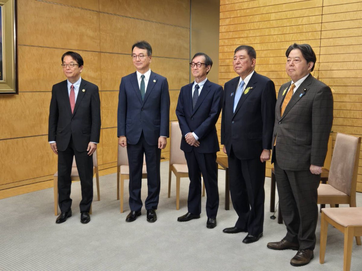 shigeruishiba's tweet photo. 日本製鉄の橋本会長、今井社長、森副社長が、米国USスチール社への投資案件について、契約締結のご報告と御礼としてお越しくださいました。日米で製造業を再び偉大なものとする象徴的な案件であり、トランプ大統���の英断に敬意を表します。 https://t.co/usrPQ6DLdX