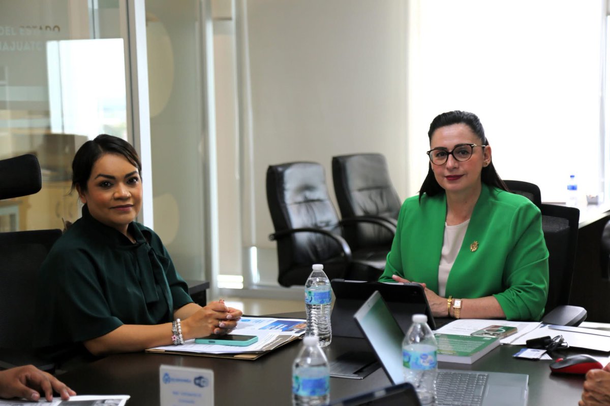 Me reuní con la alcaldesa de Villagrán, Cinthia Teniente, para trabajar en proyectos que impulsen el empleo, la inversión y el fortalecimiento de las #MIPYMES.
🤝 La coordinación local es clave para impulsar el bienestar de las y los guanajuatenses. 

#EconomíaEsProsperidad