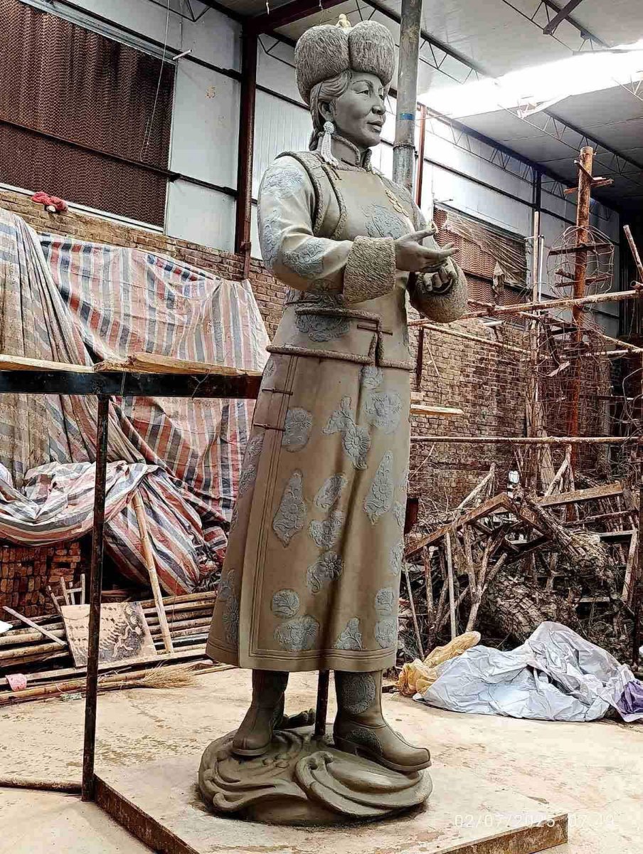 Ардын жүжигчин, дуучин Г.Түмэндэмбэрэл агсны гэрэлт хөшөөний явц.
Манайхан хөшөөг харин хашраадаг болжээ.