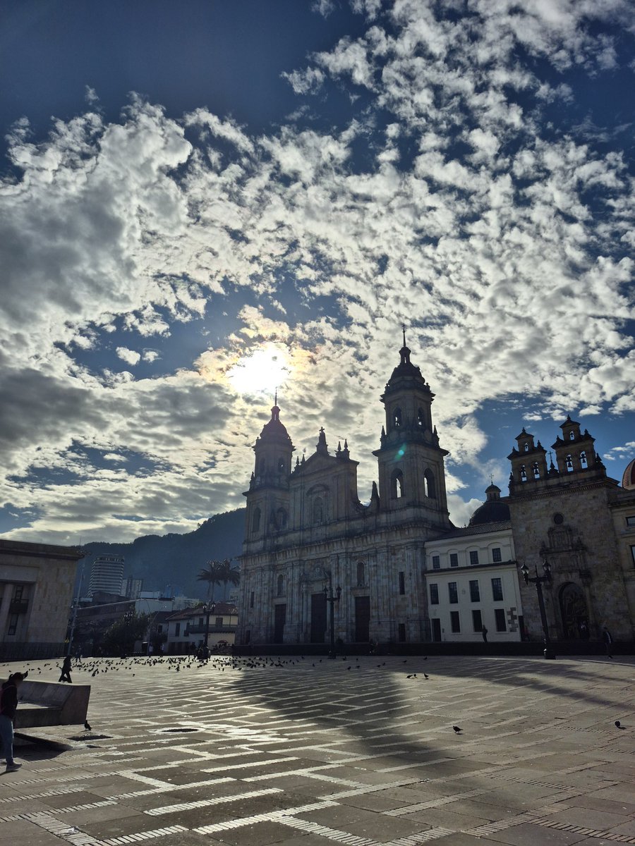 juankherrera5's tweet photo. Plaza de Bolivar, 7.30am https://t.co/mYNC70DW72