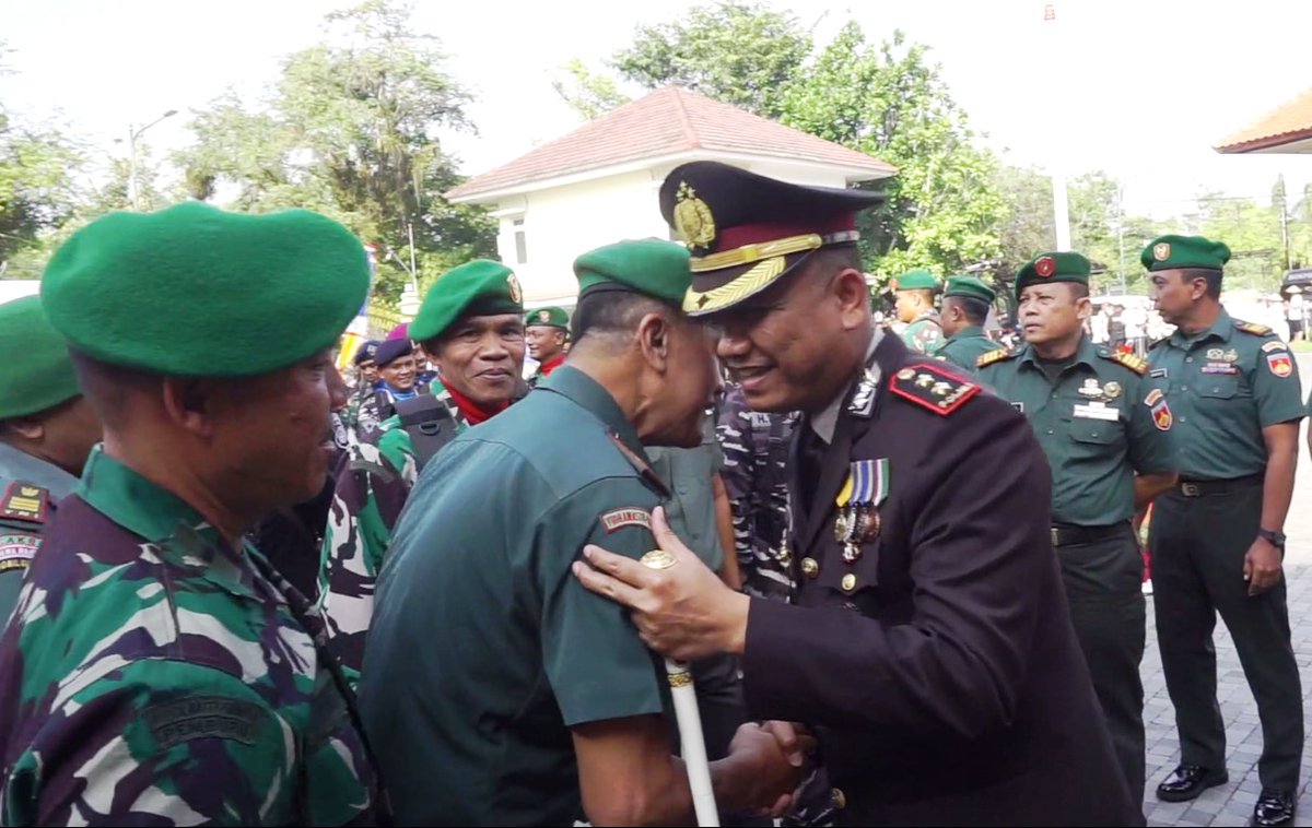 KULON PROGO. Setelah mengikuti Upacara Hari Bhayangkara ke-79 yang diselenggarakan Polres Kulon Progo di Halaman Kantor Pemkab, anggota Kodim 0731/Kulon Progo dipimpin Danramil 11/Pengasih Kapten Czi Sugiarta memberikan Tumpeng dan Ucapan Selamat