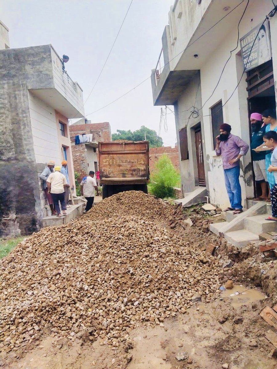 NijjarDr's tweet photo. ਵਾਰਡ ਨੰਬਰ 38 ਦੇ ਨਿਊ ਕੋਟ ਮਿੱਤ ਸਿੰਘ, ਡੇਰਾ ਕਲਰਾਂ ਵਾਲੇ ਦੇ ਨੇੜੇ ਅਤੇ ਫੱਲੀ ਦੀ ਚੱਕੀ ਦੇ ਬੇਕਸਾਈਡ ਨਵੀਆਂ ਗਲੀਆਂ ਬਣਾਉਣ ਦੇ ਕੰਮ ਦੀ ਸ਼ੁਰੂਆਤ ਕਰਵਾਈ ਗਈ।
ਇਹ ਨਵਾਂ ਵਿਕਾਸਕਾਰਜ ਇਲਾਕੇ ਦੇ ਨਿਵਾਸੀਆਂ ਨੂੰ ਸੁਚੱਜੀ ਆਵਾਜਾਈ ਦੇਵੇਗਾ।

"ਤਰੱਕੀ ਦੀ ਰਾਹ ਤੇ ਅੰਮ੍ਰਿਤਸਰ ਸਾਊਥ"

#AmritsarSouth #Ward38 #DevelopmentWorks #BhagwantSinghKanwal #RoadToProgress #AAPPunjab #TarakkiDiRah
@AAPPunjab  @ArvindKejriwal @BhagwantMann @msisodia