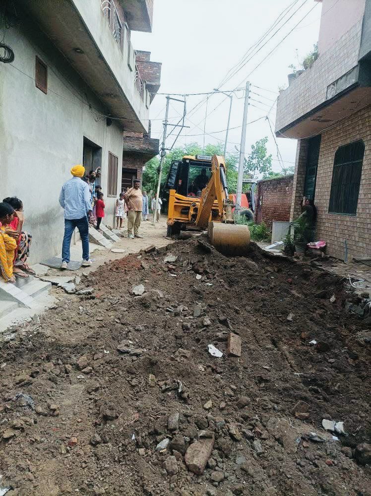 NijjarDr's tweet photo. ਵਾਰਡ ਨੰਬਰ 38 ਦੇ ਨਿਊ ਕੋਟ ਮਿੱਤ ਸਿੰਘ, ਡੇਰਾ ਕਲਰਾਂ ਵਾਲੇ ਦੇ ਨੇੜੇ ਅਤੇ ਫੱਲੀ ਦੀ ਚੱਕੀ ਦੇ ਬੇਕਸਾਈਡ ਨਵੀਆਂ ਗਲੀਆਂ ਬਣਾਉਣ ਦੇ ਕੰਮ ਦੀ ਸ਼ੁਰੂਆਤ ਕਰਵਾਈ ਗਈ।
ਇਹ ਨਵਾਂ ਵਿਕਾਸਕਾਰਜ ਇਲਾਕੇ ਦੇ ਨਿਵਾਸੀਆਂ ਨੂੰ ਸੁਚੱਜੀ ਆਵਾਜਾਈ ਦੇਵੇਗਾ।

"ਤਰੱਕੀ ਦੀ ਰਾਹ ਤੇ ਅੰਮ੍ਰਿਤਸਰ ਸਾਊਥ"

#AmritsarSouth #Ward38 #DevelopmentWorks #BhagwantSinghKanwal #RoadToProgress #AAPPunjab #TarakkiDiRah
@AAPPunjab  @ArvindKejriwal @BhagwantMann @msisodia
