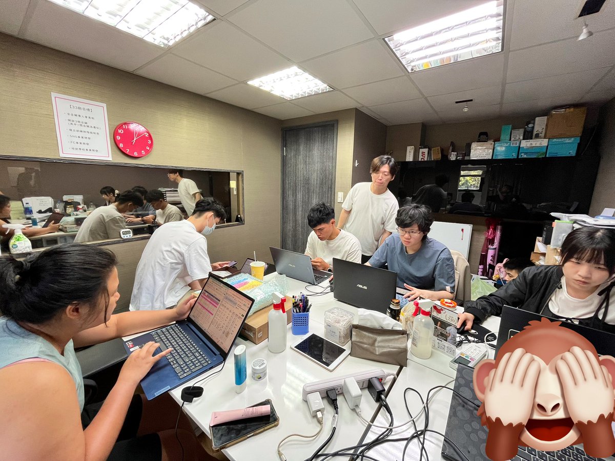 souya_43's tweet photo. 店長会！

今月の移転に向けて作戦会議と先行予約の対応中。
すでに大量の予約リクエストきてます、ありがたい https://t.co/k9dC4u9Wan