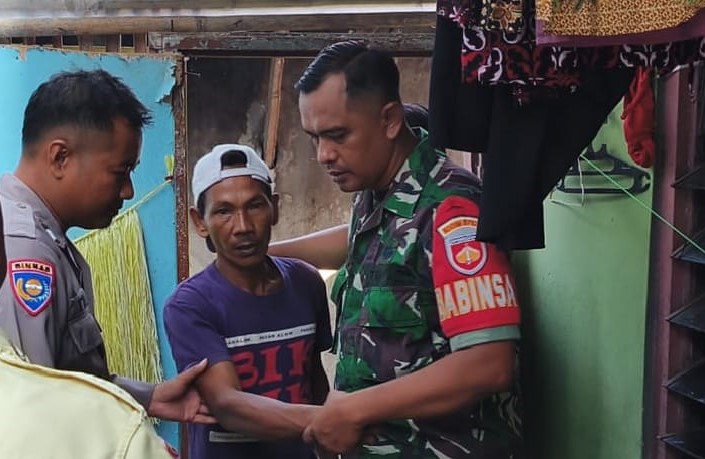 Babinsa Koramil 10/Berbah Sleman, Serda Yuda Dilianto membantu Puskesmas Berbah melaksanakan evakuasi Orang Dengan Gangguan Jiwa (ODGJ), di Padukuhan Kadipolo Sendangtirto Kapanewon Berbah Sleman untuk mendapatkan pelayanan kesehatan,Selasa(1/7/1025)