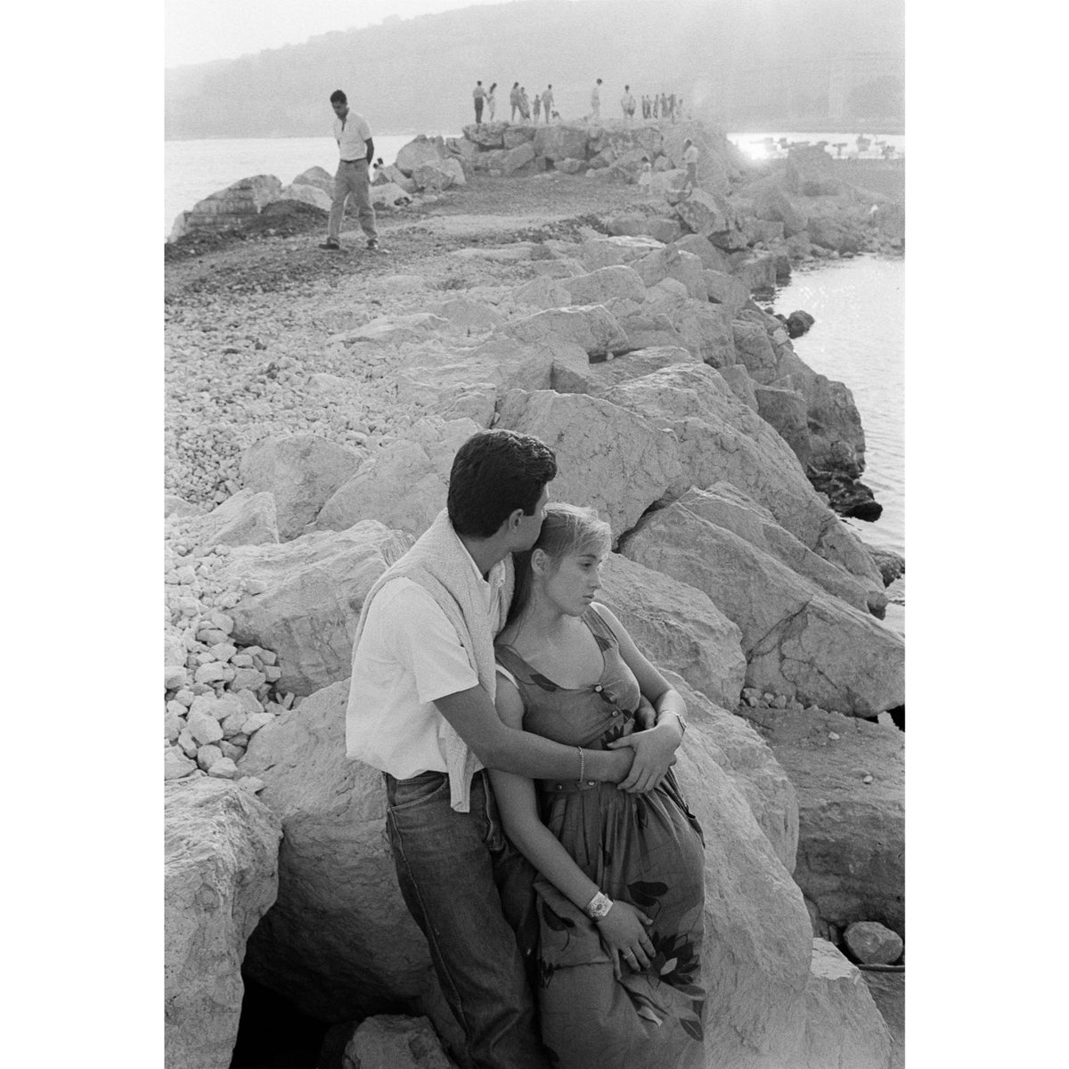 Thinking about a series of 10 small booklets. One of them could be "It Takes Two".
ITALY. Napoli. 27/09/85: Lovers at Partenope beach.