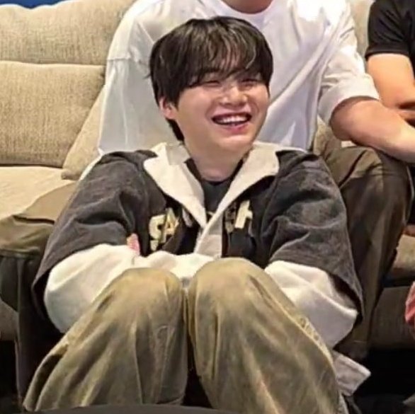 botmeowgi's tweet photo. happiness looks so good on him https://t.co/bQZR2tSJ1p