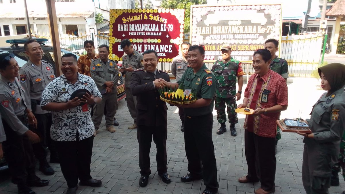 Dalam rangka merayakan Hari Ulang Tahun Bhayangkara Polri ke 79 tahun 2025 ini Personil Koramil 14/Gedongtengen Kodim 0734/Kota Yogyakarta, bersama jajaran Forkopimtren melaksanakan kunjungan silaturahmi ke Kantor Polsek Gedongtengen Kota Yogyakarta. Selasa (01/07/2025).