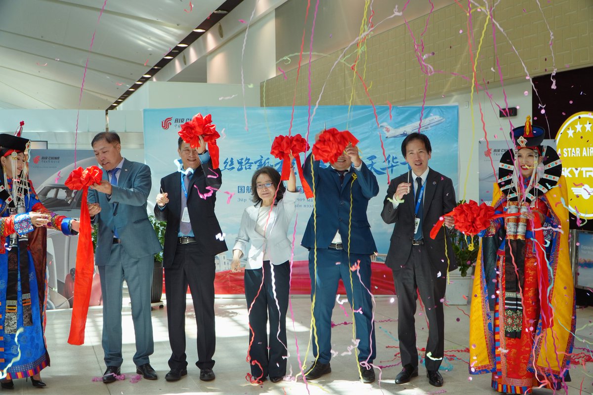 ChnAmbMongolia's tweet image. Congrats to #China&apos;s #C909 jet on its maiden int&apos;l flight from #Hohhot to #Ulaanbaatar! It&apos;s also the first time for the model to soar beyond borders, kicking off int&apos;l operations.🛫
Marking 75 years of air links, this flight enhances China-#Mongolia connectivity, powers…