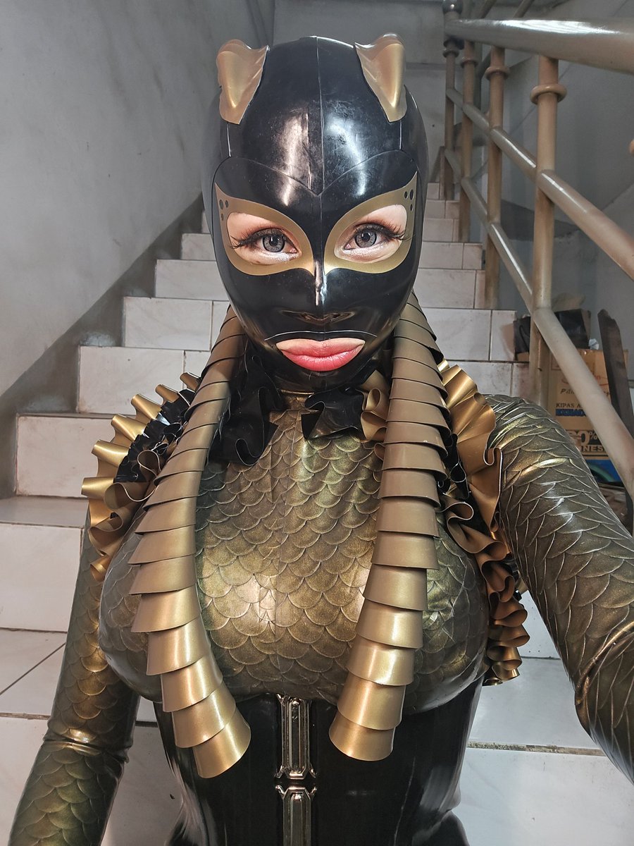kmgw_minnie's tweet photo. Dragon, lizard, or fish? But Gold always my BEST
More content on https://t.co/QMPn1LQZs2
#latextexture #latex #latexfetish #latexfashion #latexoutfit #model #latexmodel #mistress #dominatrix #femalesupremacy #femmefatale https://t.co/2KCbhYZyU4
