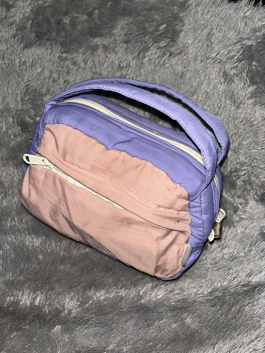 lovesandbery's tweet photo. NEMUIN MAKEUP POUCH WARNANYA CANTIK BANGET UNDER 100k🤩❗️

Siapaaa penasarann pouch ini muat apa ajaaaaa???😋😋😋😋 https://t.co/BqA8VCy0tO