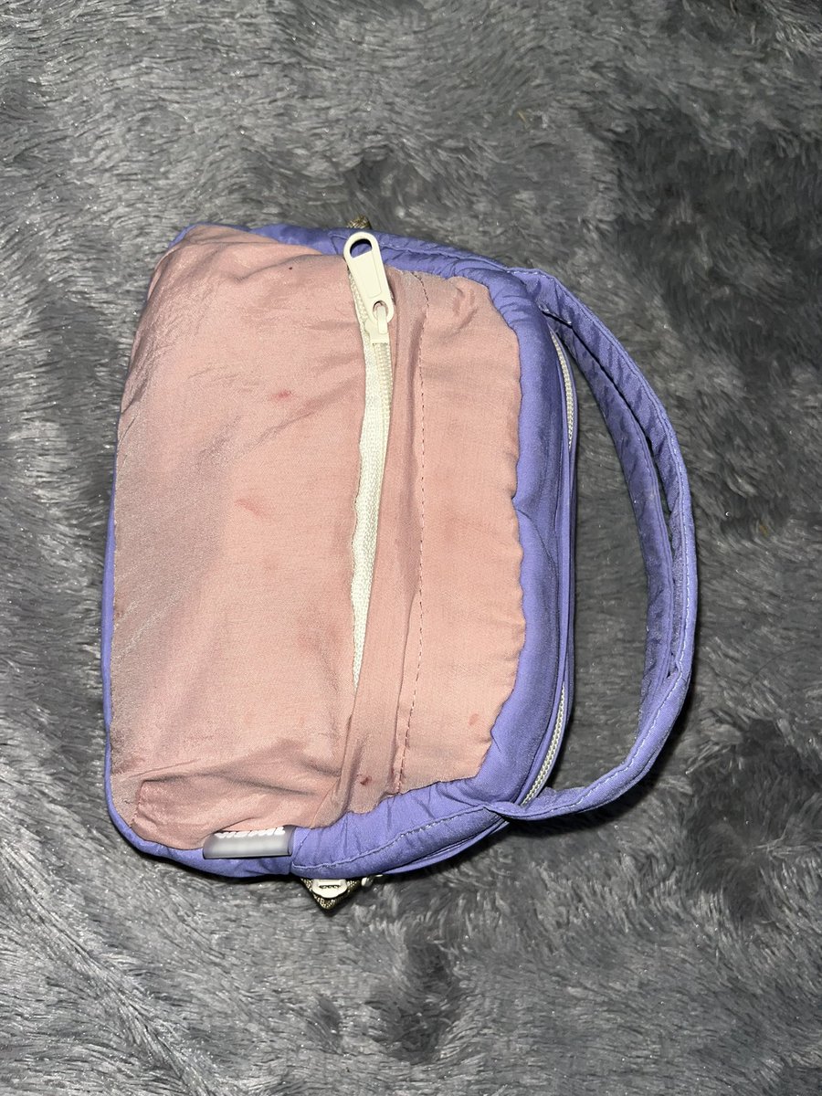 lovesandbery's tweet photo. NEMUIN MAKEUP POUCH WARNANYA CANTIK BANGET UNDER 100k🤩❗️

Siapaaa penasarann pouch ini muat apa ajaaaaa???😋😋😋😋 https://t.co/BqA8VCy0tO