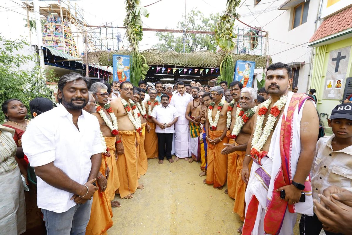 DMKKarur1's tweet photo. கரூர் மாவட்ட செயலாளர் திரு. @V_Senthilbalaji  அவர்கள் கரூர் சட்டமன்றத் தொகுதி வாங்கப்பாளையம் M.K நகரில் அமைந்துள்ள அருள்மிகு வலம்புரி சித்தி விநாயகர் திருக்கோவில் குடமுழுக்கு விழாவில் கலந்து கொண்டு சிறப்பித்தார்.

#DMKKarur https://t.co/PdUUeMXGzq