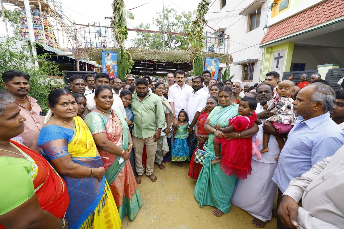 DMKKarur1's tweet photo. கரூர் மாவட்ட செயலாளர் திரு. @V_Senthilbalaji  அவர்கள் கரூர் சட்டமன்றத் தொகுதி வாங்கப்பாளையம் M.K நகரில் அமைந்துள்ள அருள்மிகு வலம்புரி சித்தி விநாயகர் திருக்கோவில் குடமுழுக்கு விழாவில் கலந்து கொண்டு சிறப்பித்தார்.

#DMKKarur https://t.co/PdUUeMXGzq