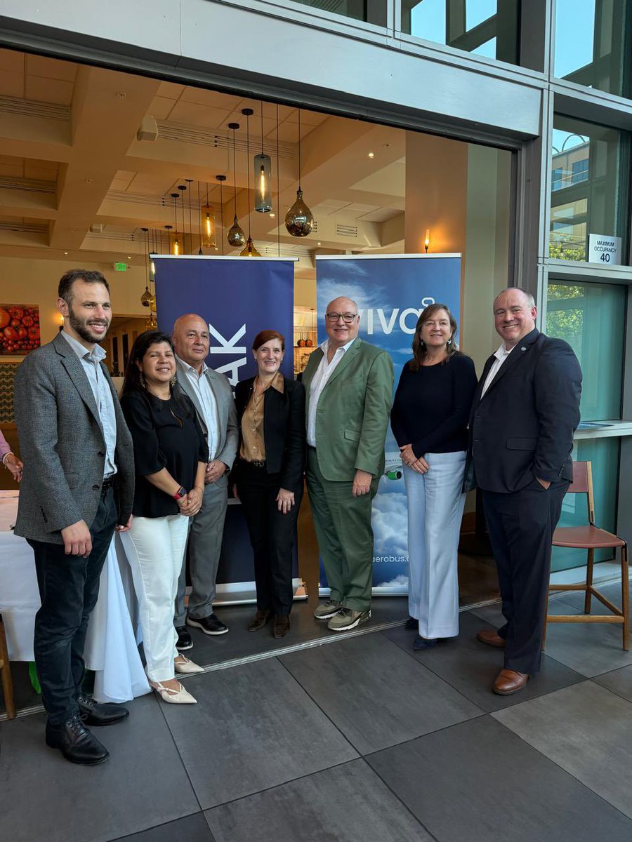 Felicidades a @vivaaerobus por su 1er aniversario de operaciones en el aeropuerto internacional de OAK. Muchos éxitos! Sigamos promoviendo el turismo a 🇲🇽