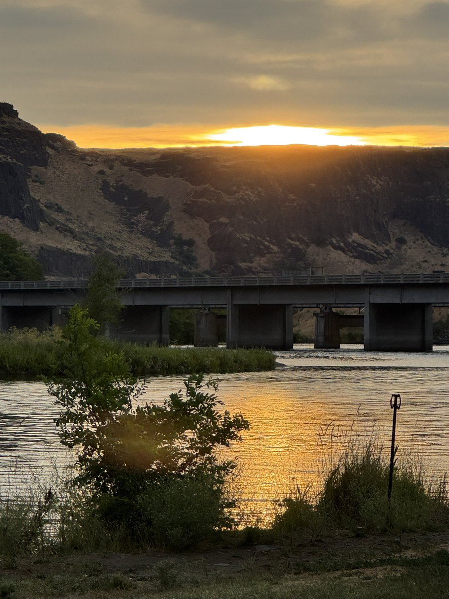fivekiddos2005's tweet photo. The beauty of sunset #deshutes☀️🧡😇 https://t.co/YjYz9MkXqa