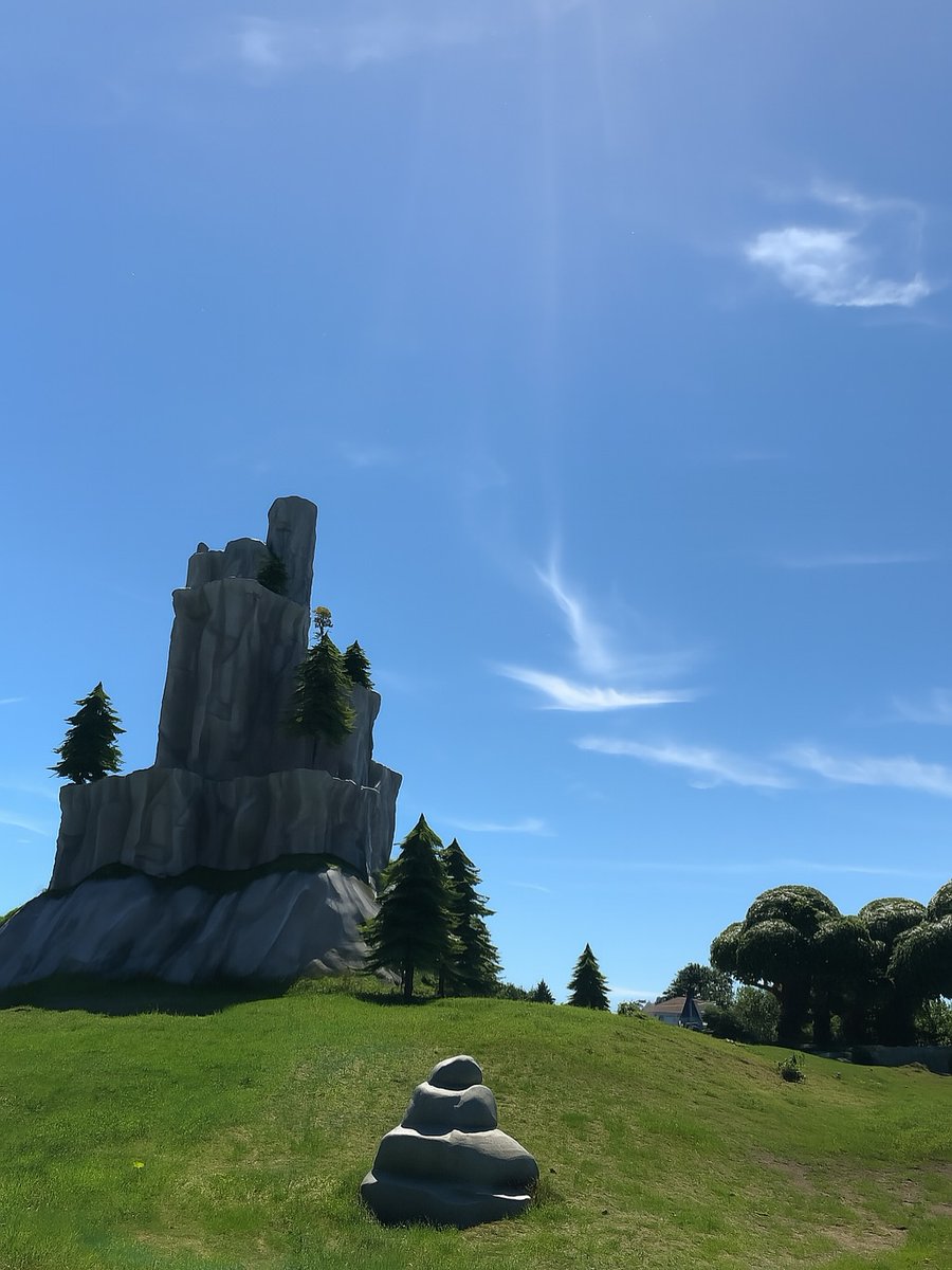 NotRealms's tweet image. went on a hike today 🌄