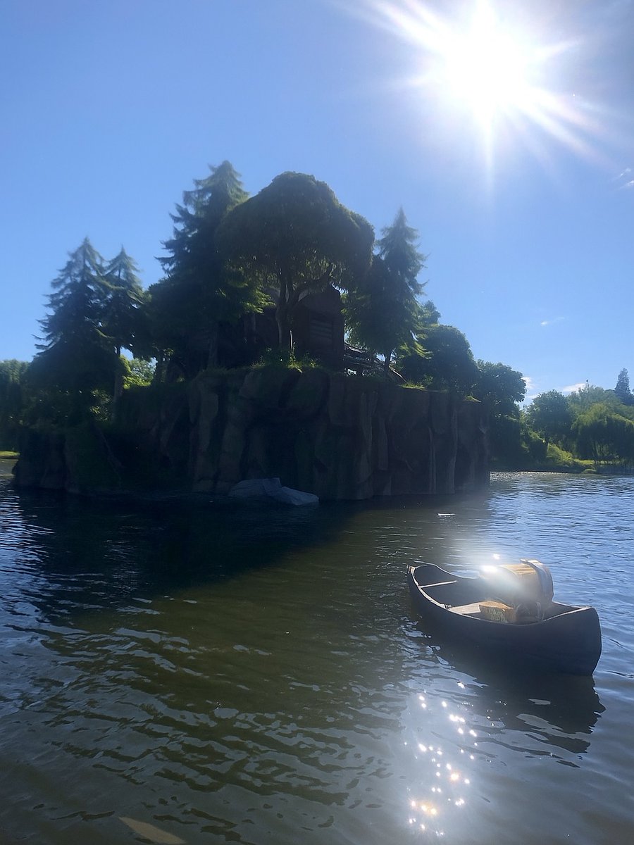NotRealms's tweet image. went on a hike today 🌄