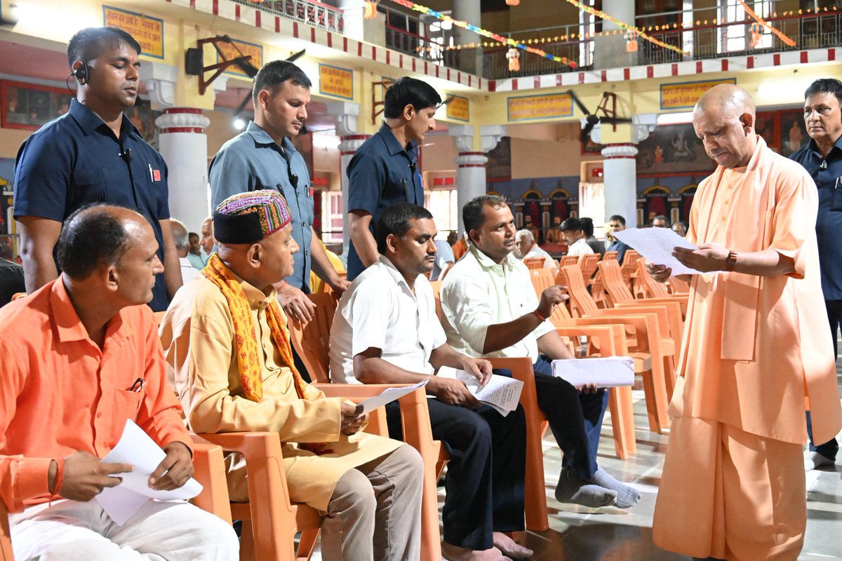 CMOfficeUP's tweet photo. लोकसेवा के संकल्प को समर्पित #UPCM @myogiadityanath ने आज @GorakhnathMndr परिसर में ‘जनता दर्शन’ में विभिन्न जनपदों से आए लोगों की समस्याएं सुनीं।

मुख्यमंत्री जी ने संबंधित अधिकारियों को प्राथमिकता के साथ निश्चित समयावधि में लोगों की समस्याओं के निस्तारण हेतु निर्���ेश दिए। साथ ही, उन्होंने कहा कि समस्याओं के निराकरण के पश्चात उनका फीडबैक भी अवश्य लिया जाए।

#JantaDarshanUP