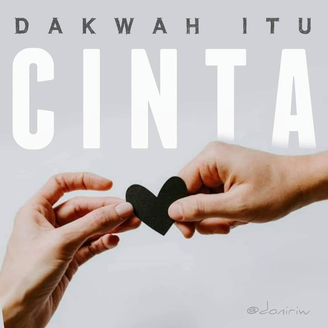 💟 DAKWAH ITU CINTA 💟

Sebagaimana cinta orang tua kepada anaknya, penampakannya kadang lembut kadang galak membentak.

Tapi sekeras apapun bentakan orang tua, itu dilakukan karena cinta. Tak rela si anak jatuh, maka dibentaklah si anak yang bermain di tepian jurang.

Pun begitu
