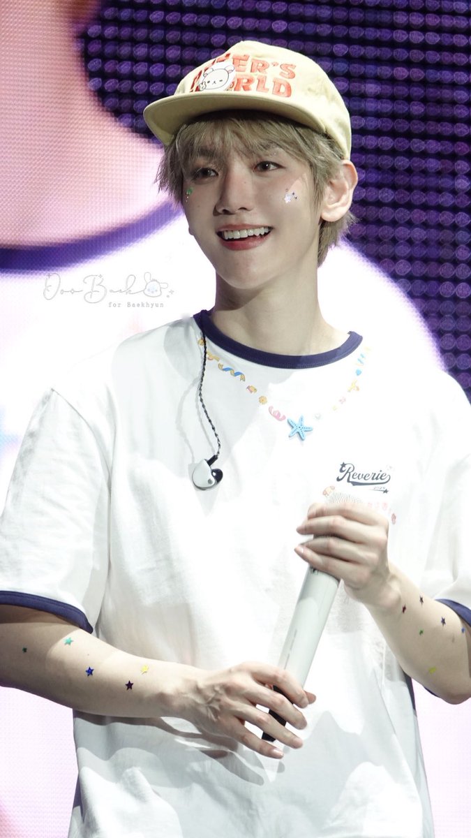 mintboxian's tweet photo. the necklace made out of stickers 😭😭😭 baekhyun's stylist really knows how to doll him up sooo cute 🥹🥹 https://t.co/WyD15bZMi2