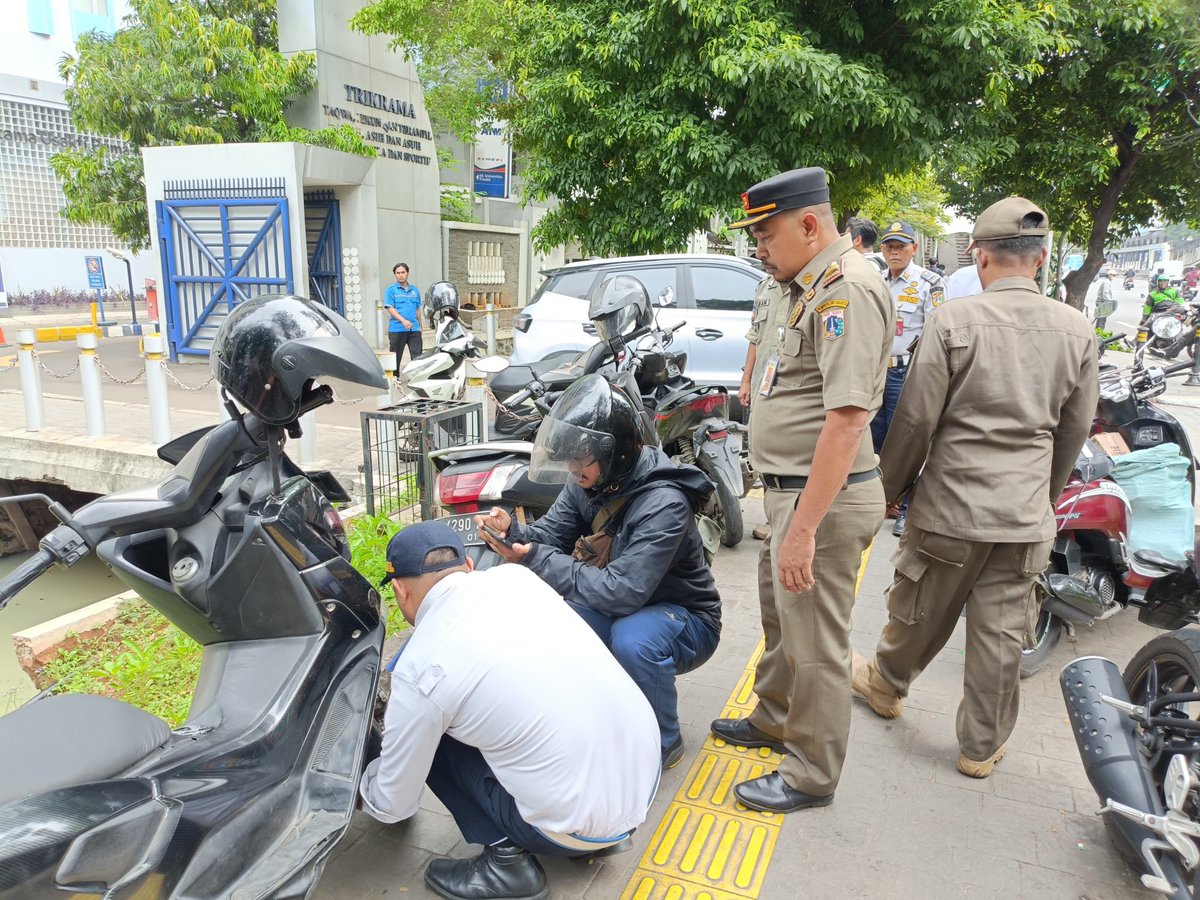 Suku Dinas Perhubungan Jakarta Barat gencar melakukan penanganan parkir liar di trotoar Jalan Kayai Tapa, Grogol, Kecamatan Grogol Petamburan Jakarta Barat, Selasa (1/7).

#PemkotJB