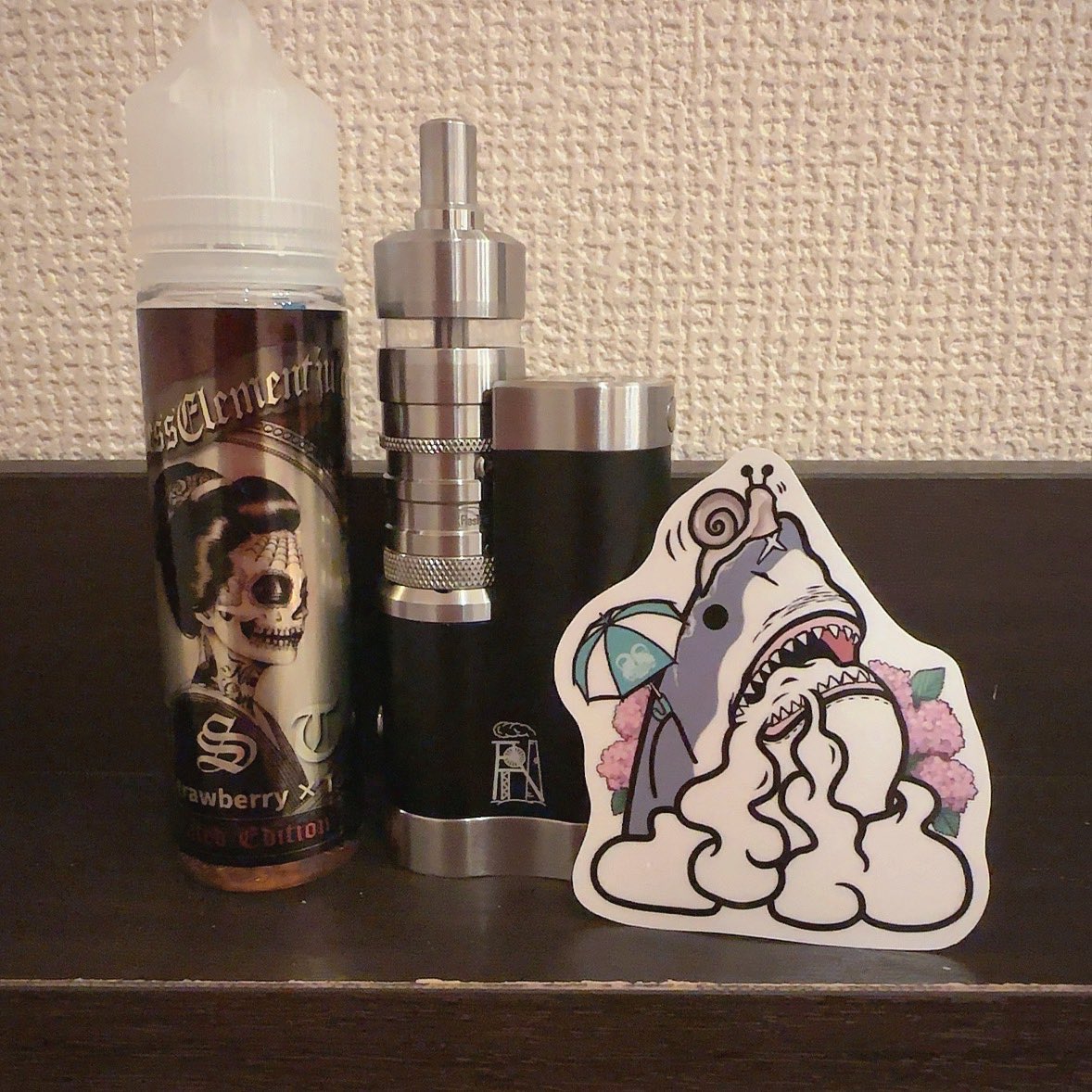 stella_custard's tweet photo. お久しぶりです(⋆ᴗ͈ˬᴗ͈)”

日に日に暑さが増していきますね(›´ω`‹ )
皆様お身体ご自愛くださいませ(⁎ᴗ͈ˬᴗ͈⁎)
6月のサメちゃんステッカーが可愛くて幸せです！( * ॑꒳ ॑*  )✨

#namelesselement
#vape
#vape好きな人と繋がりたい https://t.co/d9GeZsEvq0