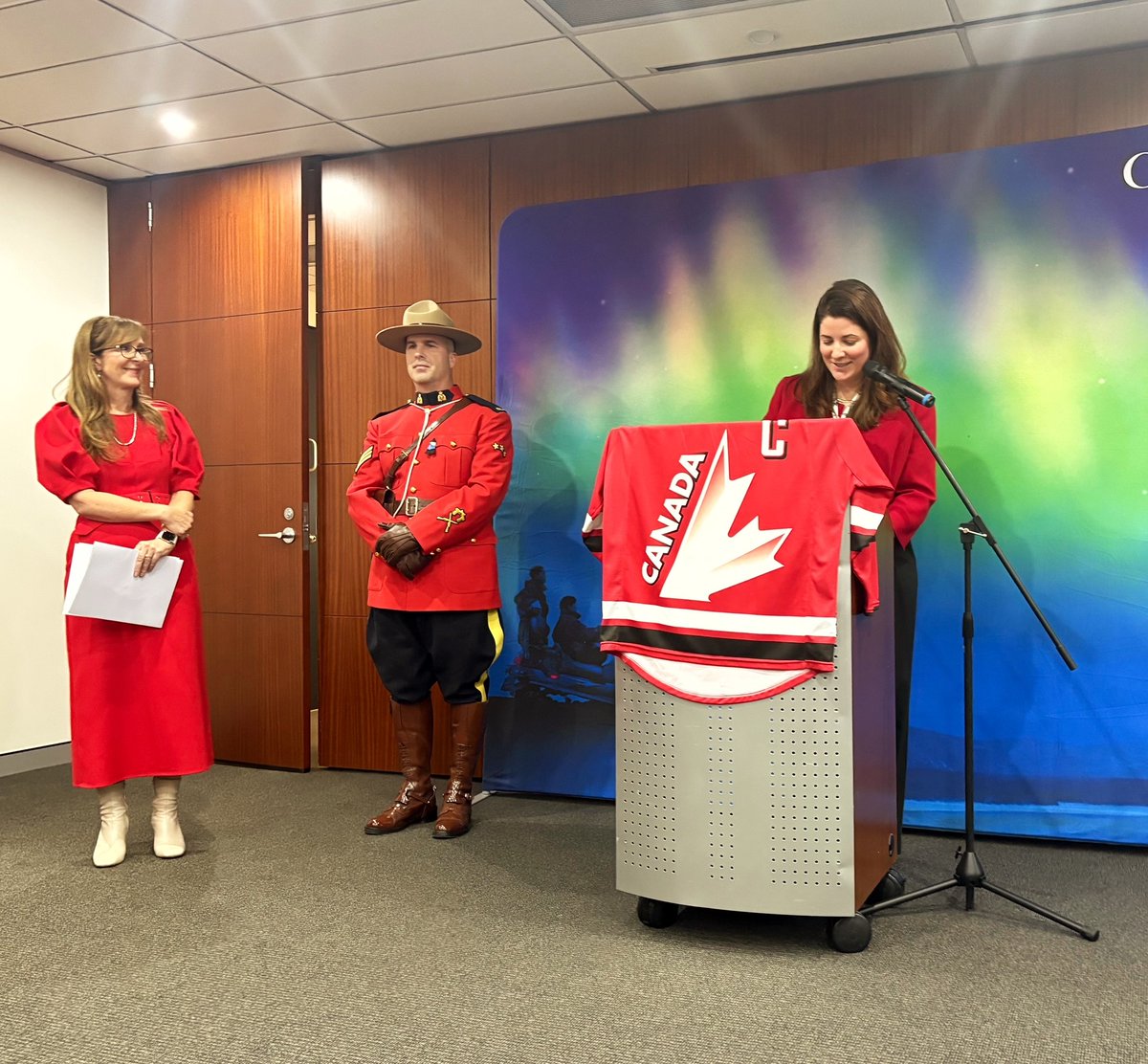 Happy #CanadaDay from the Consulate General of Canada in Sydney! 🇨🇦
We celebrated July 1st with pancakes, poutine &amp; a special guest moose! 🥞🍟🦌
Thanks to everyone who joined us at the mission to share the joy and maple syrup! 🍁