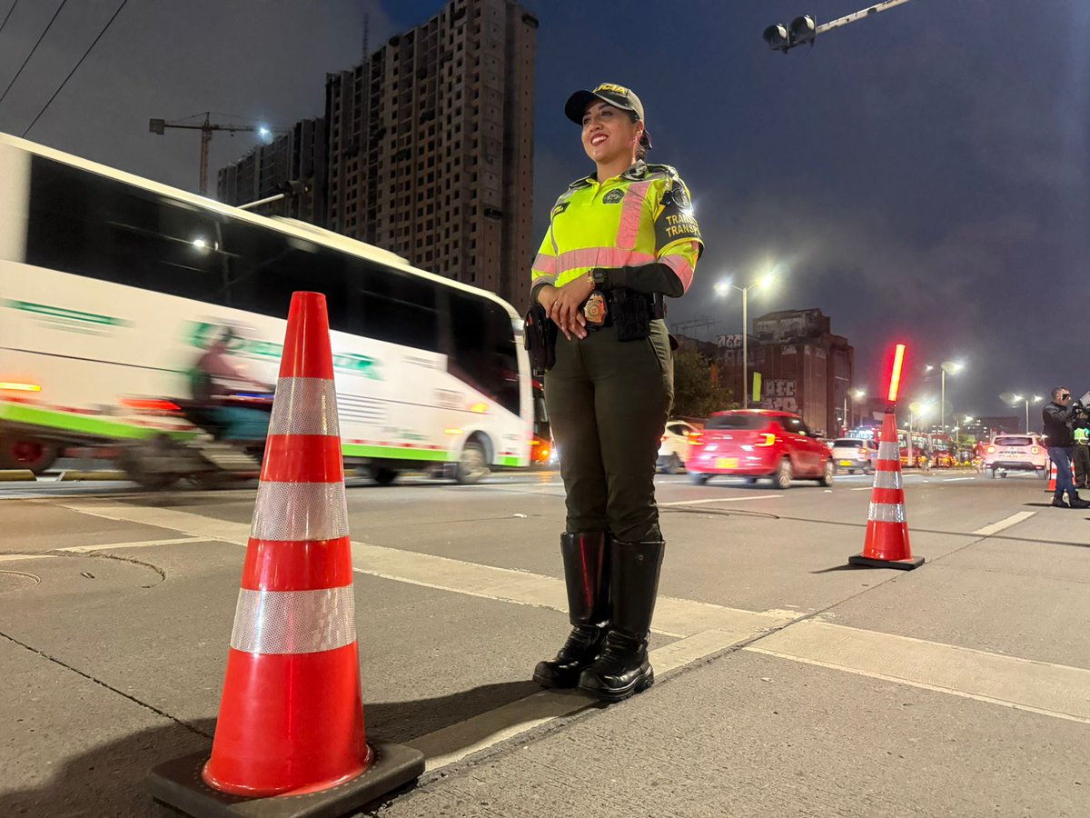 Dirección de Tránsito y Transporte (@transitopolicia) on Twitter photo 📍 Conduzca con precaución en la #Carrera30
Unidades de <a href="/TransitoBogota/">Tránsito Bogotá</a> acompañan la movilidad en el sector.
🚦 Respete las señales
📢 Siga las indicaciones
↔️ Mantenga la distancia
📵 No utilice el celular al conducir
¡La seguridad vial es responsabilidad de todos! 📍 Conduzca con precaución en la #Carrera30
Unidades de <a href="/TransitoBogota/">Tránsito Bogotá</a> acompañan la movilidad en el sector.
🚦 Respete las señales
📢 Siga las indicaciones
↔️ Mantenga la distancia
📵 No utilice el celular al conducir
¡La seguridad vial es responsabilidad de todos!