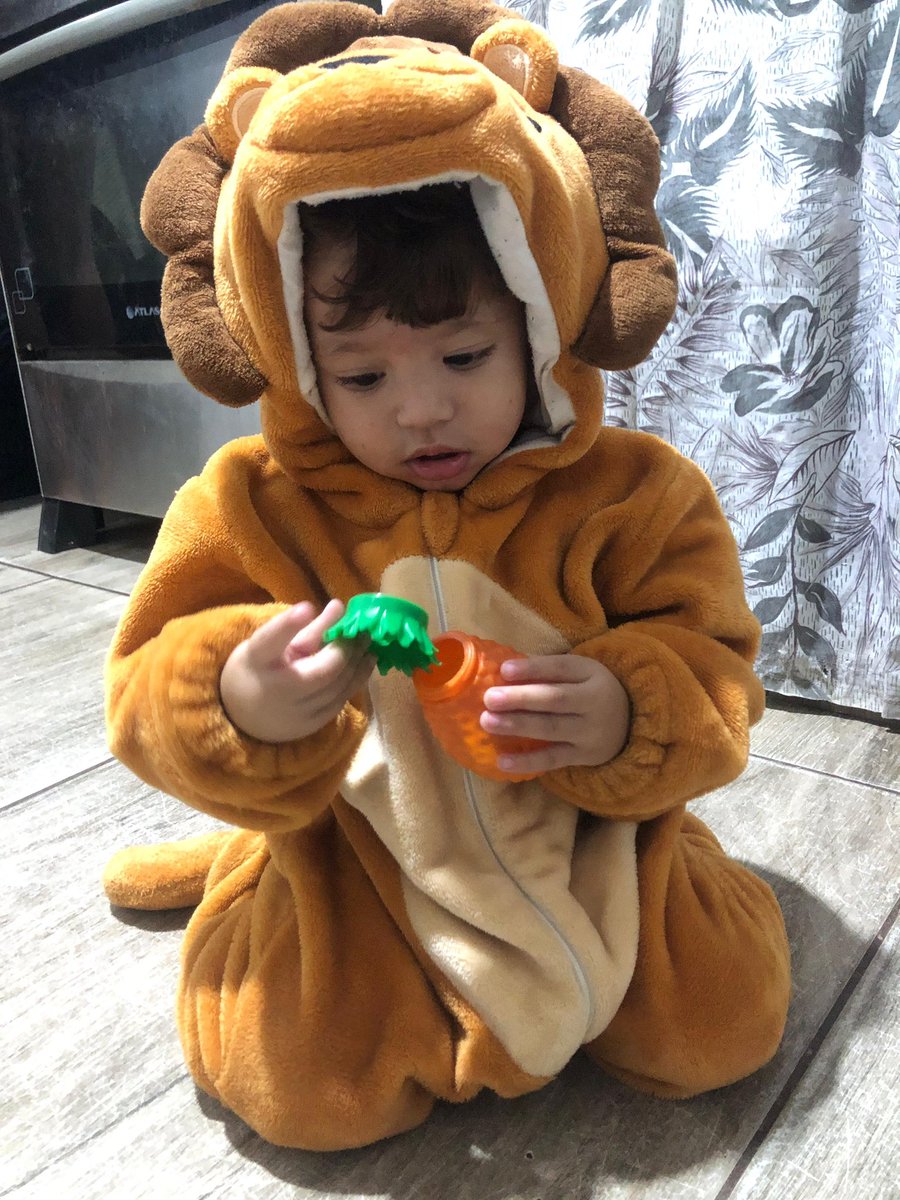 emive_mv's tweet photo. alguém tem o número dos bombeiros??? tem um leão solto aq em casa!! 🦁🥹💙 https://t.co/Wk1yB1kAJx