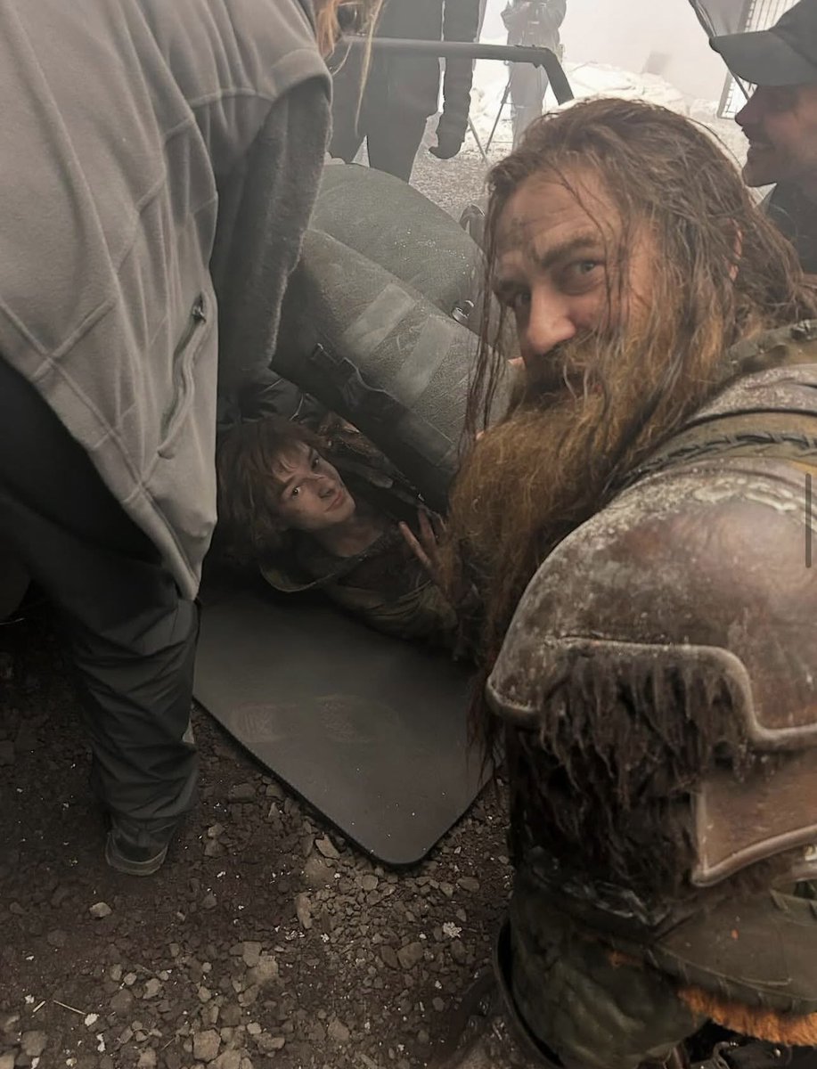 _GerardButlerX's tweet photo. You know that bit in life when you discover your son under a dragons wing and realize he's still alive and actually a hero and that the dragon itself is a beautiful creature and not the devil you thought it was. Happens to all of us. Doesn't it ?!?! https://t.co/UzsvA2jiHo