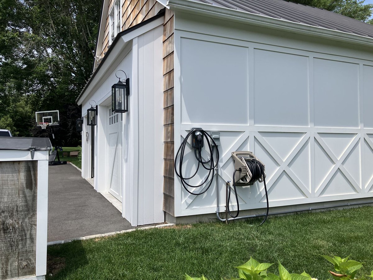 JFF_Electric's tweet image. 📍Remsenberg, NY

From Montauk to Manhattan to Mt Kisco… our team gets it done on time and professionally! 

For this brand new @BMW  iX model, we installed a @ChargePointnet HomeFlex on this beautifully finished garage. 

⚡️Contact us for help with your home’s electrification…