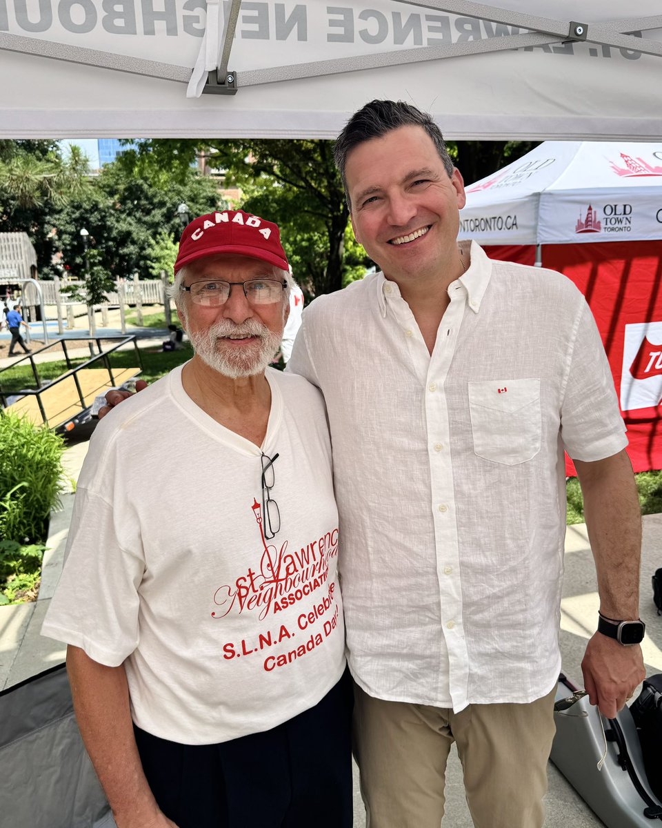 EvanLSolomon's tweet image. J’ai célébré la Fête du Canada entouré de ce qui fait briller notre pays : ses gens.
De l’accueil de nouveaux citoyens, aux célébrations et feux d’artifices du Harbourfront, quelle joie d’être à vos côtés pour bâtir un Canada inclusif et dynamique. 🇨🇦