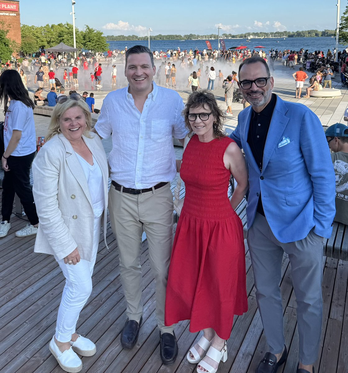 EvanLSolomon's tweet image. J’ai célébré la Fête du Canada entouré de ce qui fait briller notre pays : ses gens.
De l’accueil de nouveaux citoyens, aux célébrations et feux d’artifices du Harbourfront, quelle joie d’être à vos côtés pour bâtir un Canada inclusif et dynamique. 🇨🇦