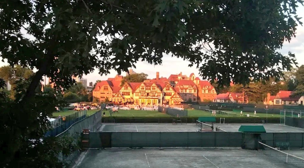 meinnyc130's tweet image. The West Side Tennis Club in #ForestHills, #QueensNY Opened in 1923 with the Construction of its Stadium. The Club, Founded in 1892, Moved to Forest Hills in the early 20th Century. The Stadium was Built to Host the U.S. Open, from 1915 to 1977.
#StrangersOnATrain
#TCMParty