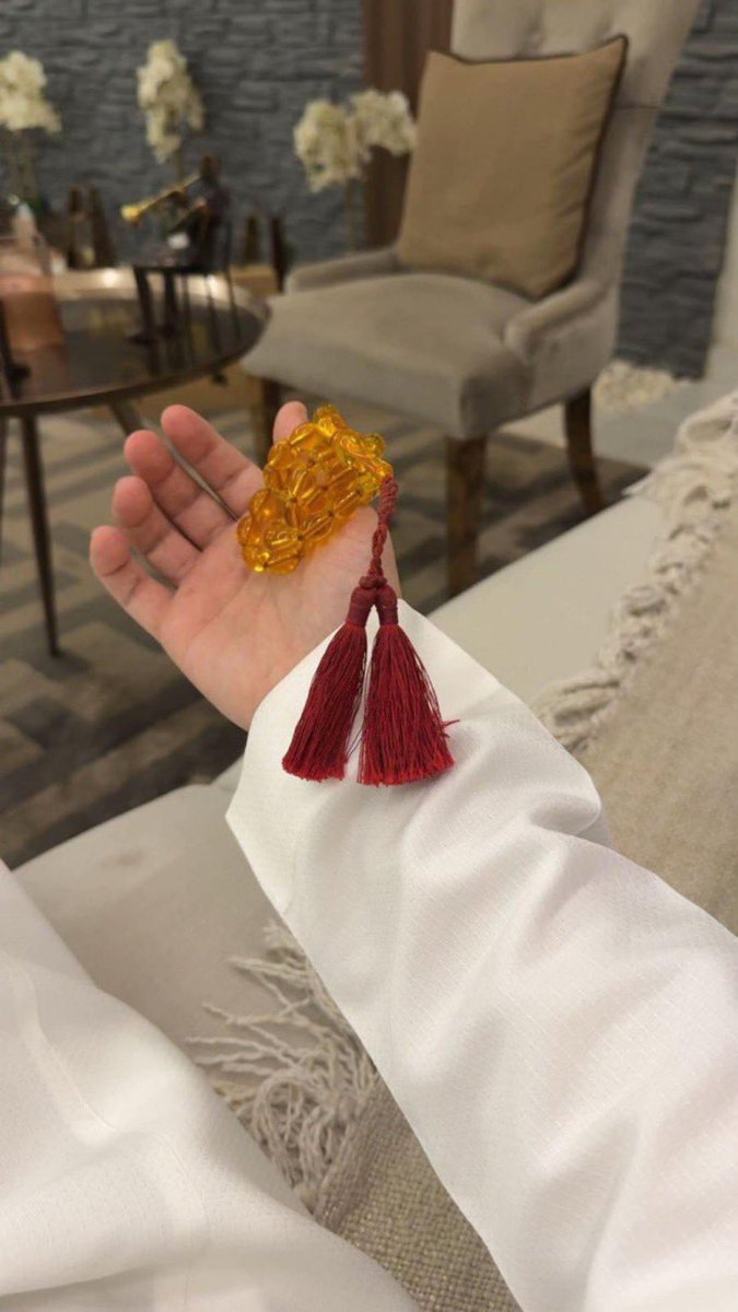 أسولف عليه من المحبّة بدون ادراك
وأنا الناس ما تسمع سوى طق مسباحي . 📿 ོ