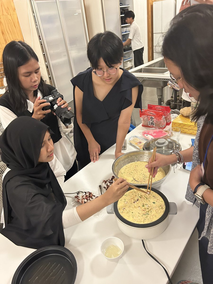 YoyoSoYu's tweet photo. Keio SFC Summer Immersion Program、インドネシアの大学生招聘してのプログラム。2日目夜はマイ語SAたちとβヴィレッジにてたこ焼きパーティ。インドネシアでもたこ焼き大人気ですが、タコじゃなくてソーセージやチーズやサーモンが入ったりするので、今日は本場のタコ入りで。 https://t.co/mbPXoUqX5Y