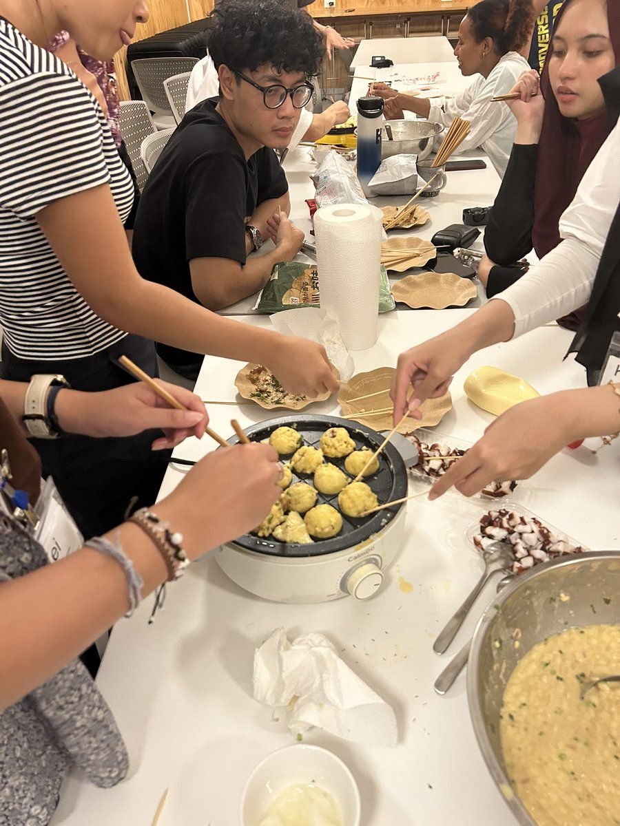 YoyoSoYu's tweet photo. Keio SFC Summer Immersion Program、インドネシアの大学生招聘してのプログラム。2日目夜はマイ語SAたちとβヴィレッジにてたこ焼きパーティ。インドネシアでもたこ焼き大人気ですが、タコじゃなくてソーセージやチーズやサーモンが入ったりするので、今日は本場のタコ入りで。 https://t.co/mbPXoUqX5Y