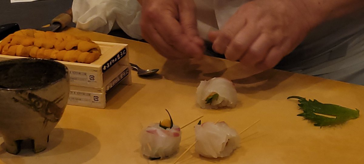 taichiro_kun01's tweet photo. 大将がウニをくるくると巻いていて
何が出てくるのかと思っていたら天ぷらでした☺️
鯛一郎クンの天ぷらは最高に美味しいです🍴💕
ふわふわの鯛の身と、とろとろのウニが絡んで
幸せ溢れる一時です😊

#鯛一郎クン
#株式会社タイチ
#今日の知っておき鯛 https://t.co/v2bZCBSNLm