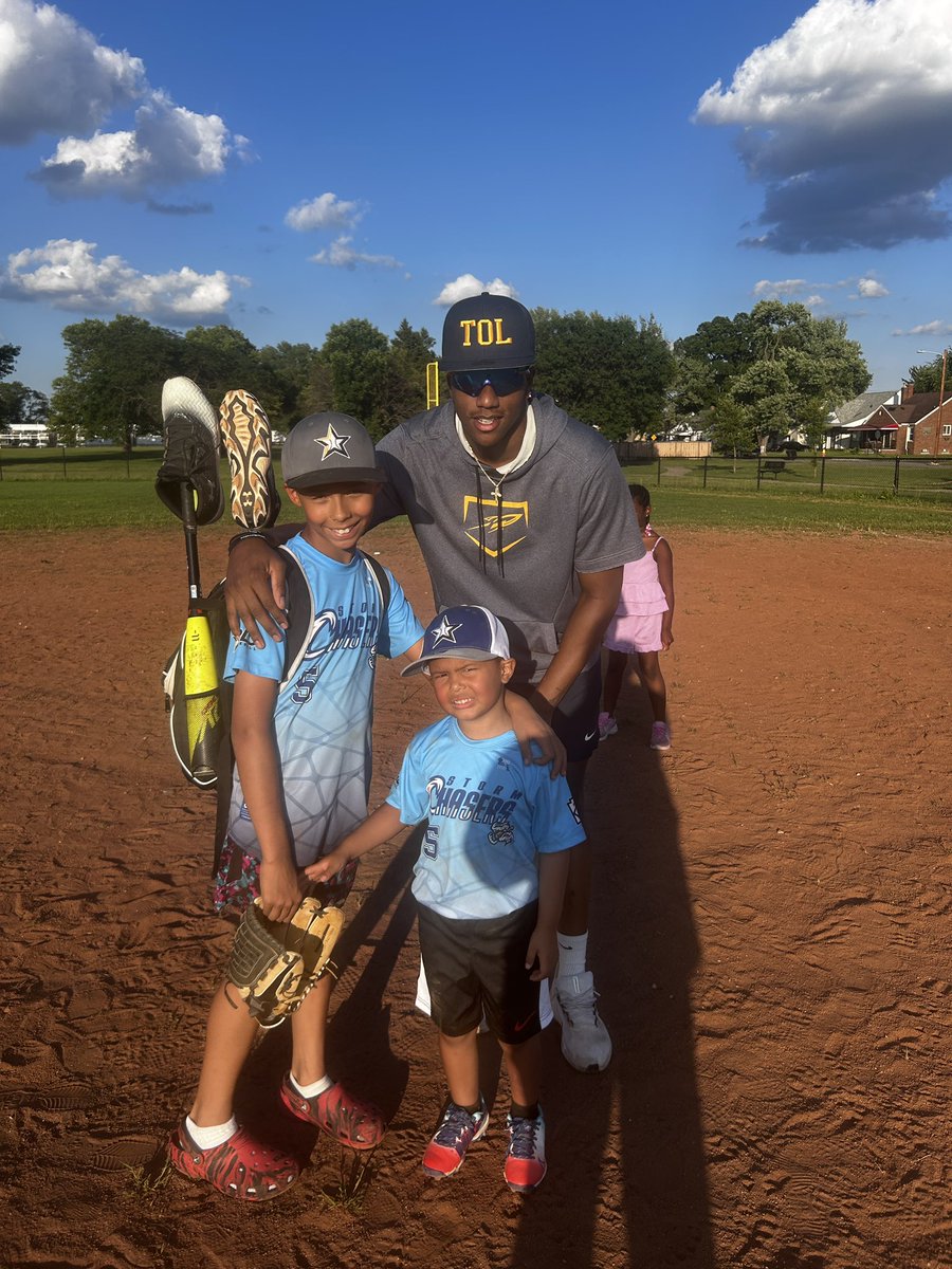 KaylaKusch's tweet photo. @amare_snowden got some pitching working in with our big cousin! Thanks for having us https://t.co/yy9ZLUbScz