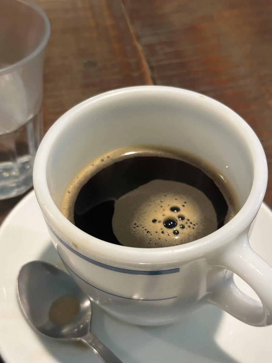 ☕️1杯の濃厚なコーヒー、静かな貴重な時間です。ひと口ごとに味わい、生活の香りや温かさを感じます。その温かさに心を沈ませて、今を楽しむことができます。✨