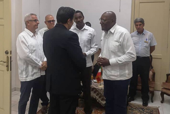 CubaMINREX's tweet photo. Firma Vicepresidente de #Cuba 🇨🇺 @SalvadorValdesM libro de condolencias abierto en la Embajada de Irán en La Habana por las víctimas de agresión perpetrada por Israel, con la complicidad de sus aliados

Asistieron también Viceministro @ElioRguezP y otros directivos de @CubaMINREX https://t.co/1KLPTRlcVs