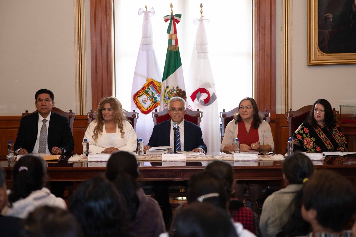 PJEdomex's tweet photo. #Comunicado📄
Sala de Asuntos Indígenas del PJEdomex otorga primera amnistía

🔲Longino, hombre nahua de San Pedro Tlanixco, recuperó su libertad por decisión unánime de la Sala, cuyas Magistradas y Magistrados resolvieron con perspectiva de derechos humanos.
🔲La decisión deriva del trabajo interinstitucional entre el Poder Judicial, la Comisión de Derechos Humanos, el Instituto de la Defensoría Pública, la Fiscalía General de Justicia y colectivos.
🔲La decisión “abre la posibilidad para que otras personas indígenas, cuyos procesos no garantizaron sus derechos, encuentren una nueva oportunidad”: Fernando Díaz Juárez.

En un hecho inédito, la Sala de Asuntos Indígenas (SAI) del Poder Judicial del Estado de México (PJEdomex) otorgó -por unanimidad- amnistía a Longino, hombre nahua originario de San Pedro Tlanixco, Tenango del Valle, quien hace 14 años no tuvo acceso a una defensa culturalmente adecuada, por lo que en aquel momento no se respetaron plenamente sus derechos como integrante de una comunidad indígena.

Conoce más información ⬇️⬇️
https://t.co/xtgCZIglHJ