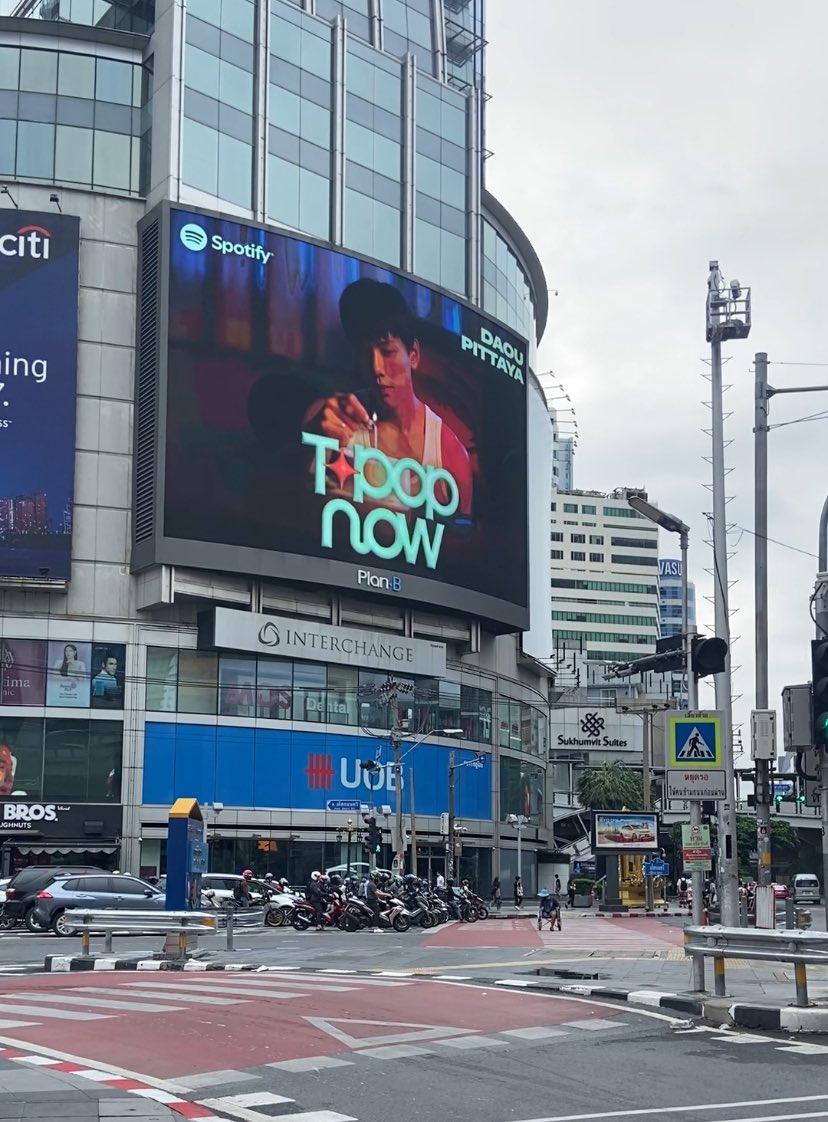 finnerwouldsay's tweet photo. ตอนเดินลง bts เห็นหน้าออฟโรดใหญ่มากแต่วิ่งไปถ่ายไม่ทันเลยยืนรอใหม่ สรุปได้ทั้งน้องแสร้ง น���องนิราศ แล้วก็ caroke เลย ฮืออ แยกอโศก 5 นาทีก็ได้เจออู๋โรดแล้ว ㅠㅠ 💖🤲🏻 ขอบคุณ spotify กับ caroke ที่พาน้องมาขึ้นจอยักษ์ใหญ่กลางเมือง

#ออฟโรด #OFFROAD_แสร้ง 
#ต้าห์อู๋ #DAOU_นิราศรักเอย https://t.co/BZ4pLxnUMj