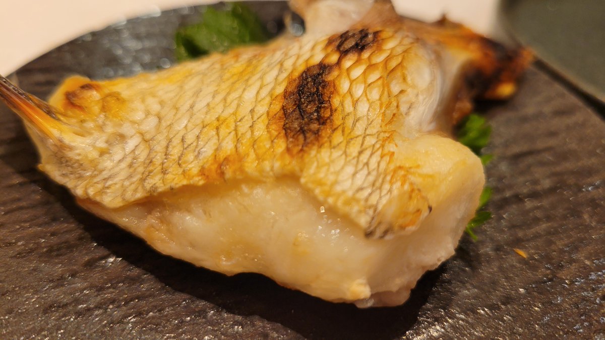 鯛一郎クンの骨から出汁をとったお汁です😊
社長「美味しいですね～☆」
大将「塩しか入れていませんよ！」
酔いが回った体に染みわたる美味しさでした🥰
皮はパリパリ、身はふわふわのカマの塩焼きも最高💕

#鯛一郎クン
#株式会社タイチ
#今日の知っておき鯛