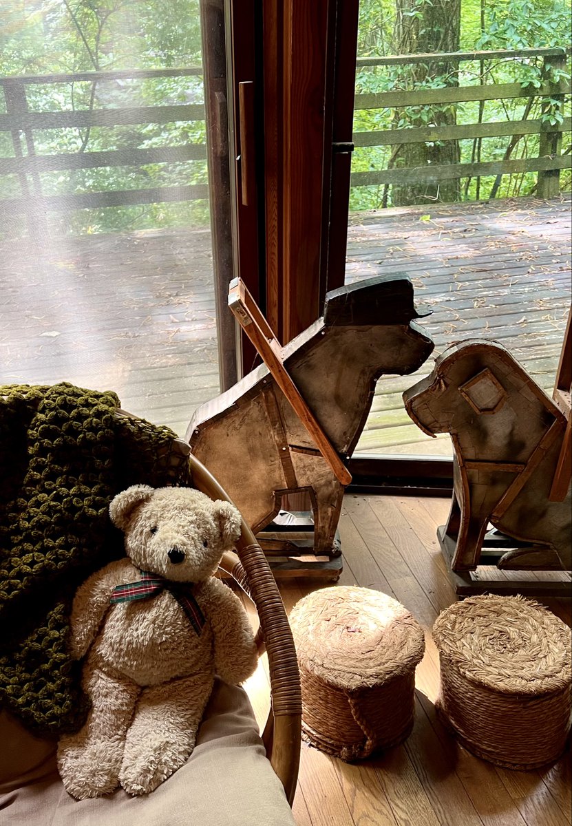 朝食をとっている目の前にはクマ人のプンワカや、かつて唐十郎の紅テント芝居『盲導犬』の小道具というか登場人物だったオブジェ君ふたりがいるが、もうひとつ、縄で編んだ丸椅子が２個、カエル人になっていることに気づく。この民芸品のような丸椅子は60年前、ケイト・ミレットがNYへ去る前に、松原の